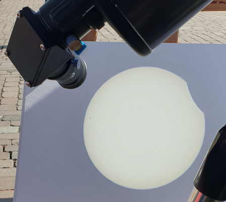 Projektion der Sonnenfinsternis aus der Nähe